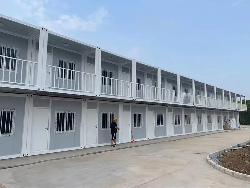Kann das Klappcontainerhaus auf ungleichmäßigem Boden gebaut werden?