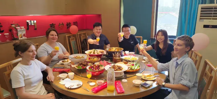 The picture of Overseas customers came to Ante Steel Structure for Apple Cabin House